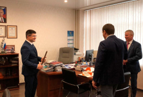 Коллектив комитета поздравил своего руководителя председателя комитета Сутурина О.Б. с Днем рождения!