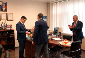 Коллектив комитета поздравил своего руководителя председателя комитета Сутурина О.Б. с Днем рождения!