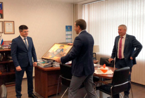 Коллектив комитета поздравил своего руководителя председателя комитета Сутурина О.Б. с Днем рождения!