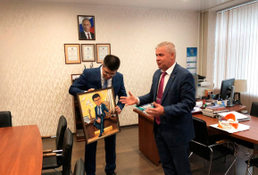Коллектив комитета поздравил своего руководителя председателя комитета Сутурина О.Б. с Днем рождения!